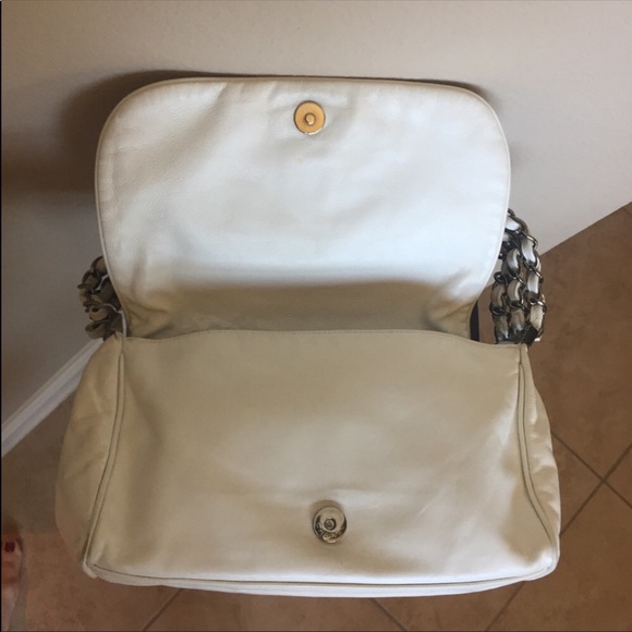 ‼️sale ‼️Chanel white lambskin flap bag - Picture 4 of 8